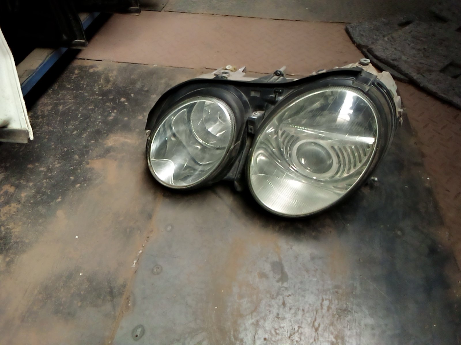 Mercedes Benz E-Class W211 Headlight Assembly