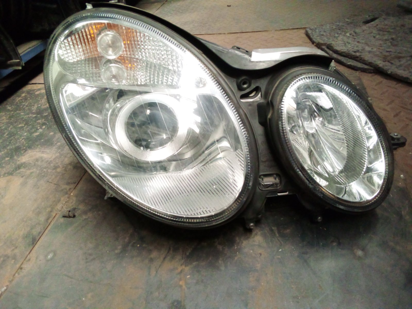 Mercedes-Benz E-class W211 Front Headlight Assembly
