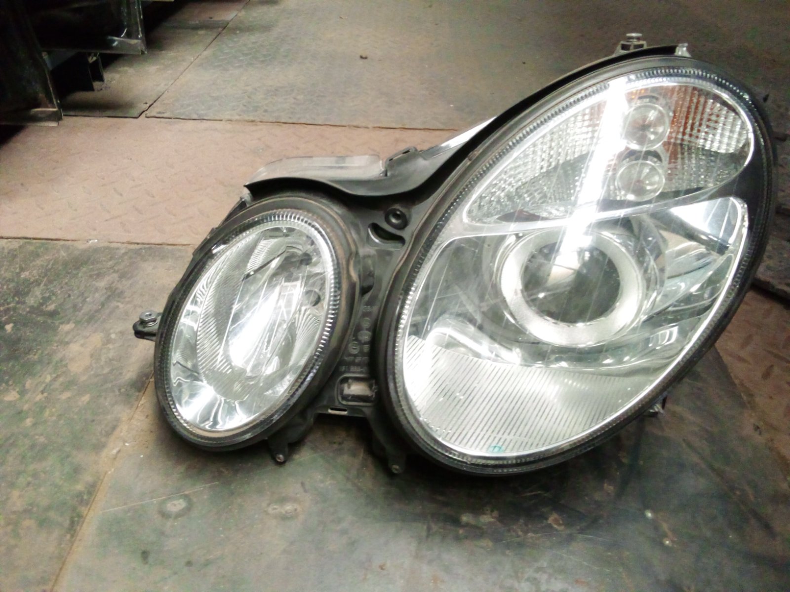 Mercedes-Benz E-class W211 Front Headlight Assembly