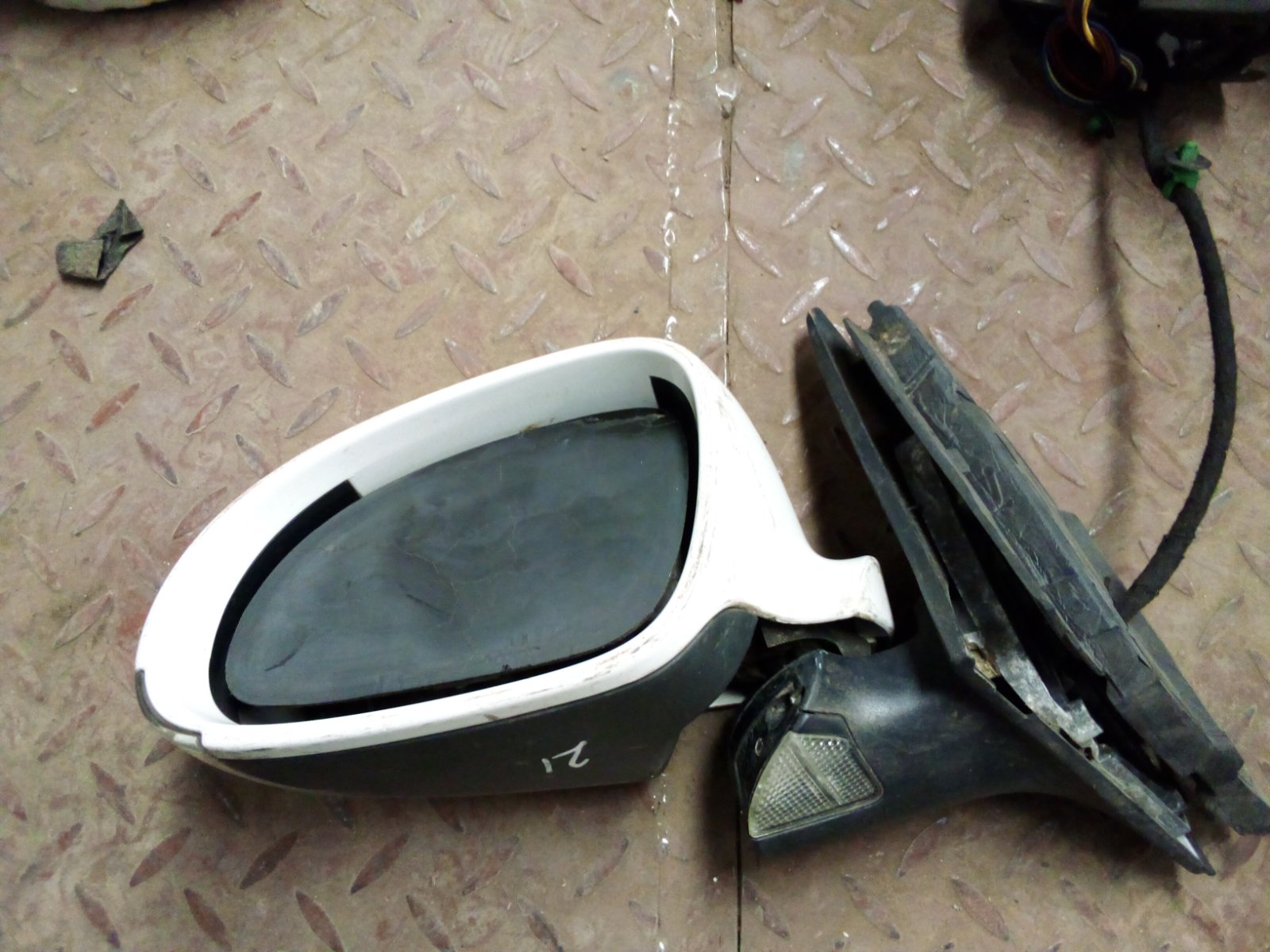 Toyota Side Mirror Assembly with Integrated Indicator