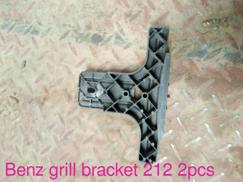 Mercedes Benz W212 Front Grille Mounting Bracket