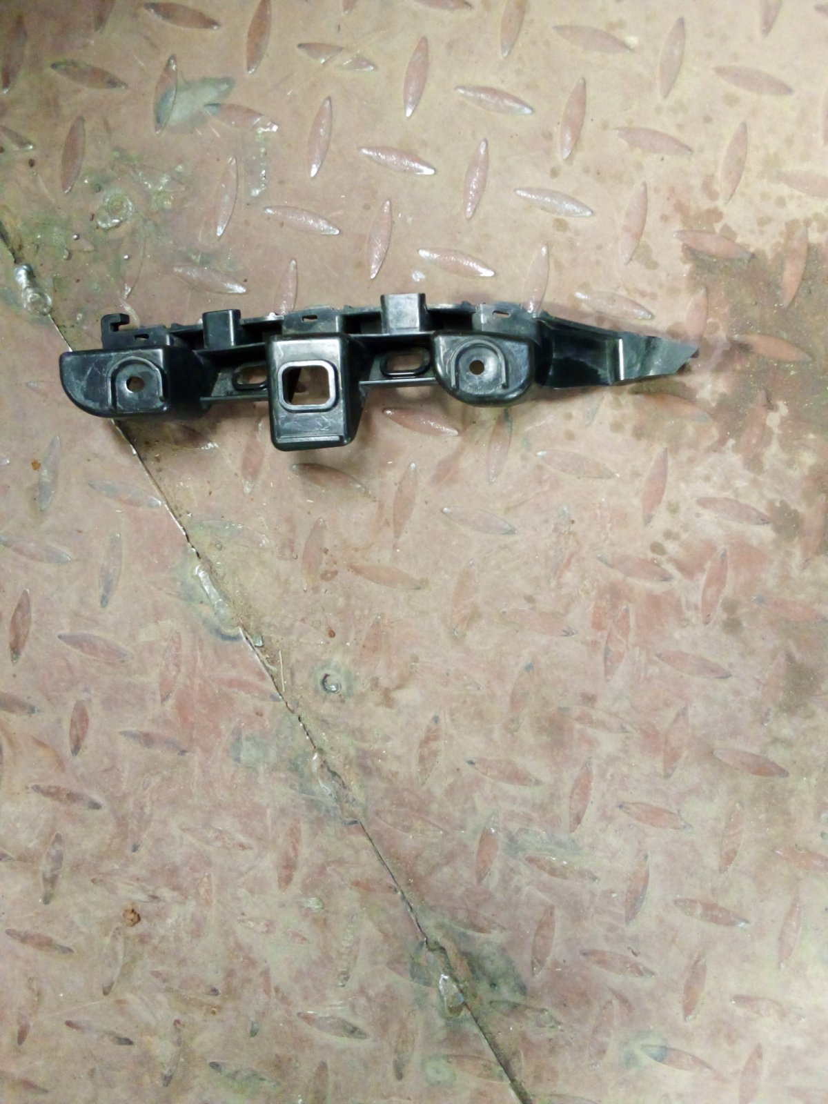 Toyota Front Bumper Side Retainer Bracket
