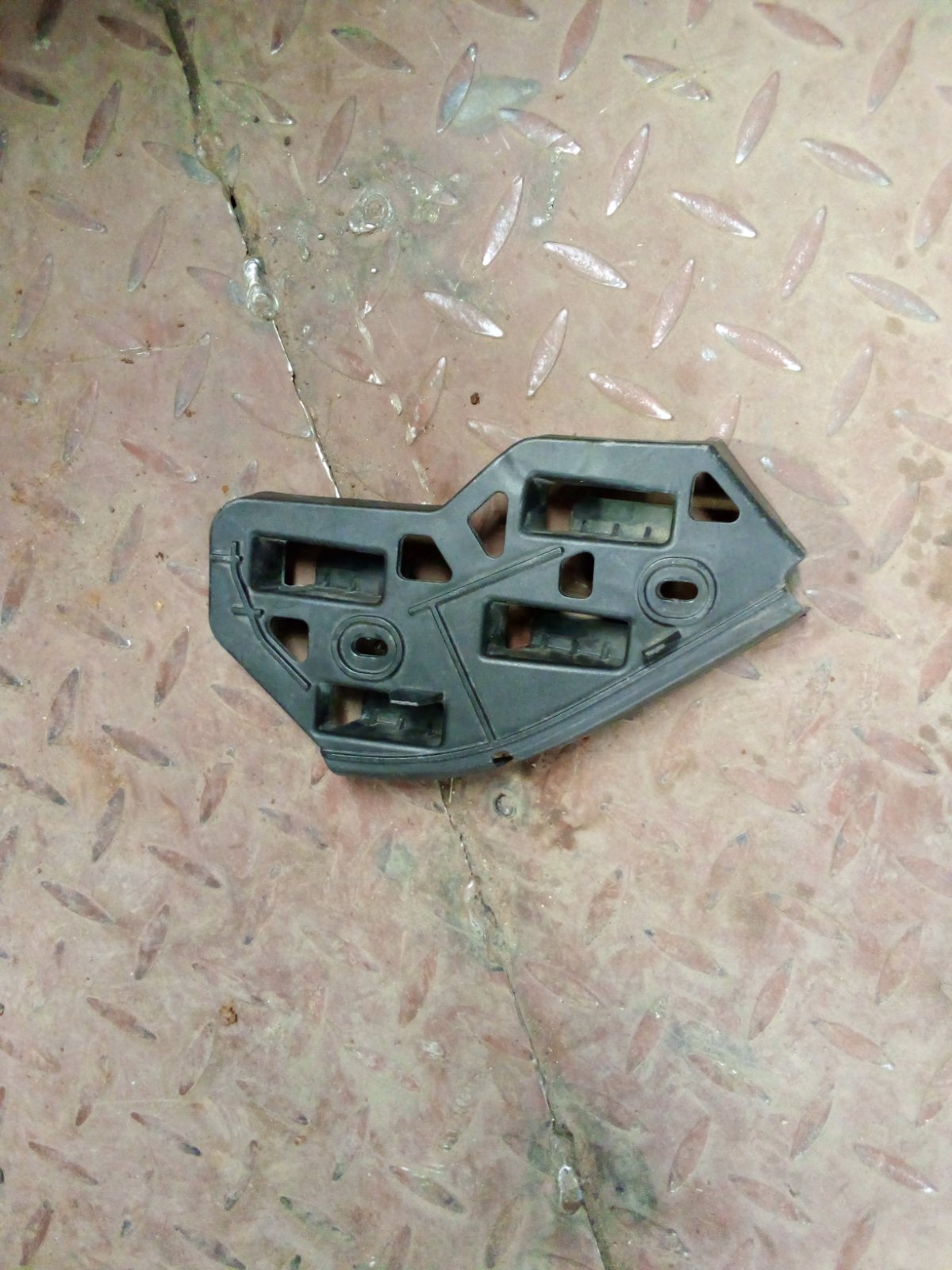 Toyota Front Bumper Side Retainer Bracket