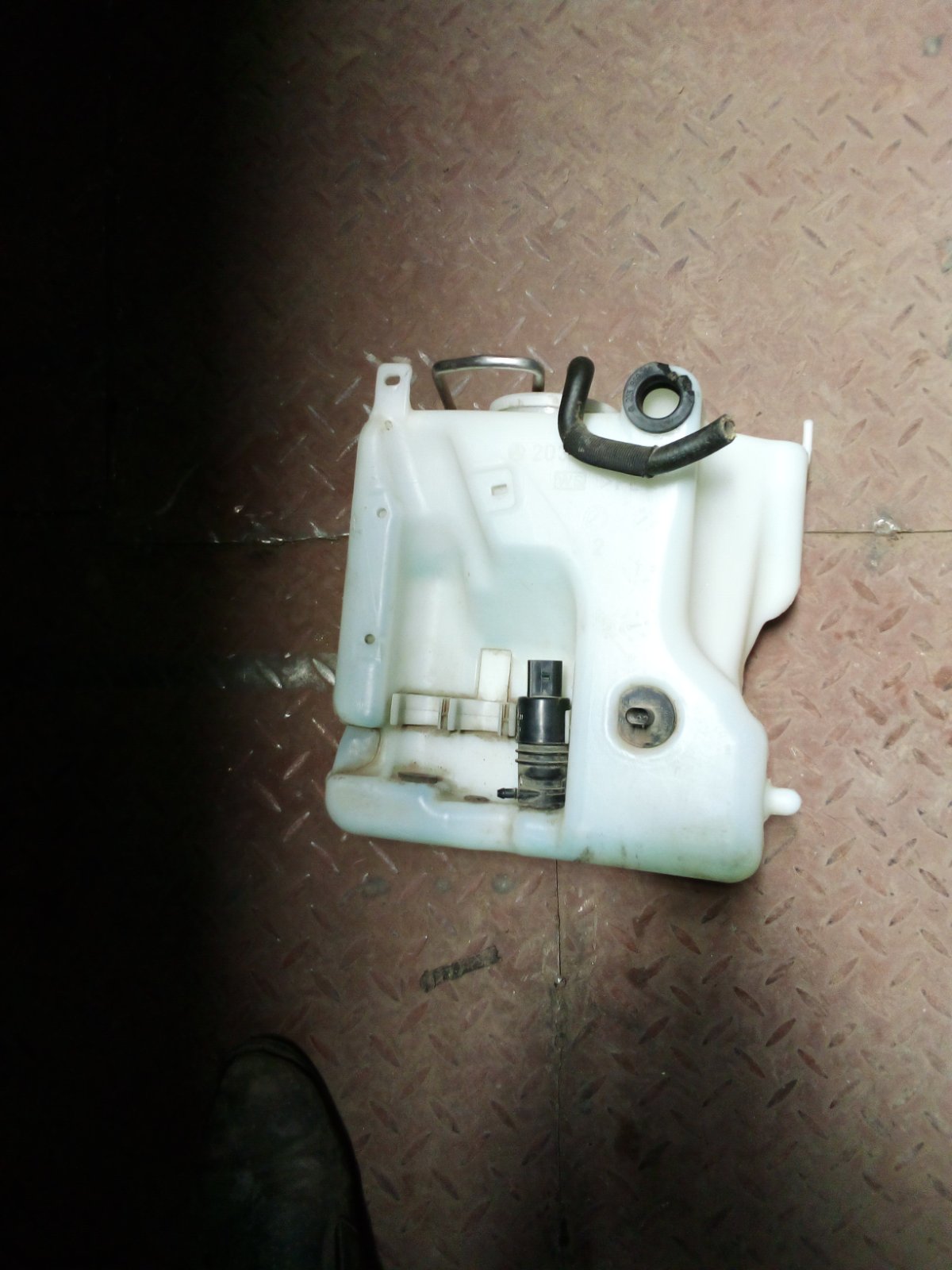 Volkswagen Golf/Polo Windshield Washer Fluid Reservoir Tank with Pump