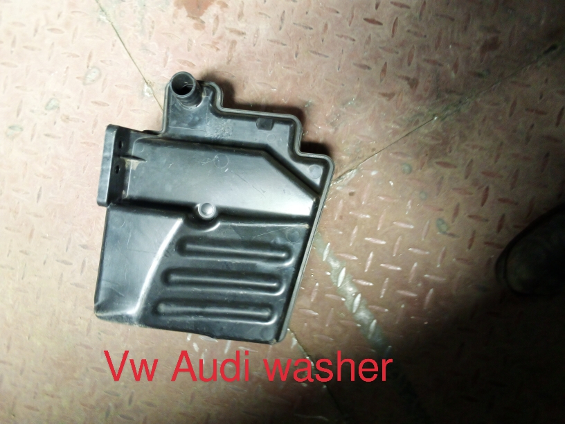 Volkswagen/Audi Windshield Washer Fluid Reservoir Tank