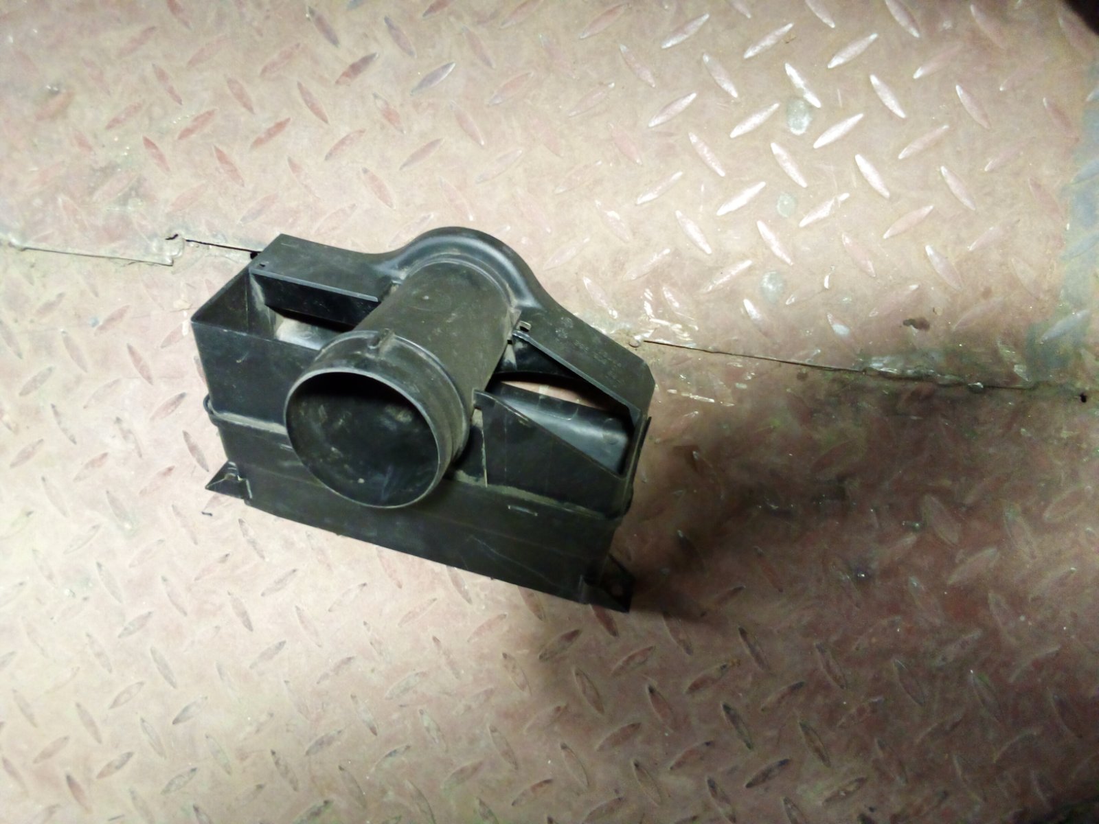 Volkswagen Golf/Jetta/Passat Air Intake Duct Housing