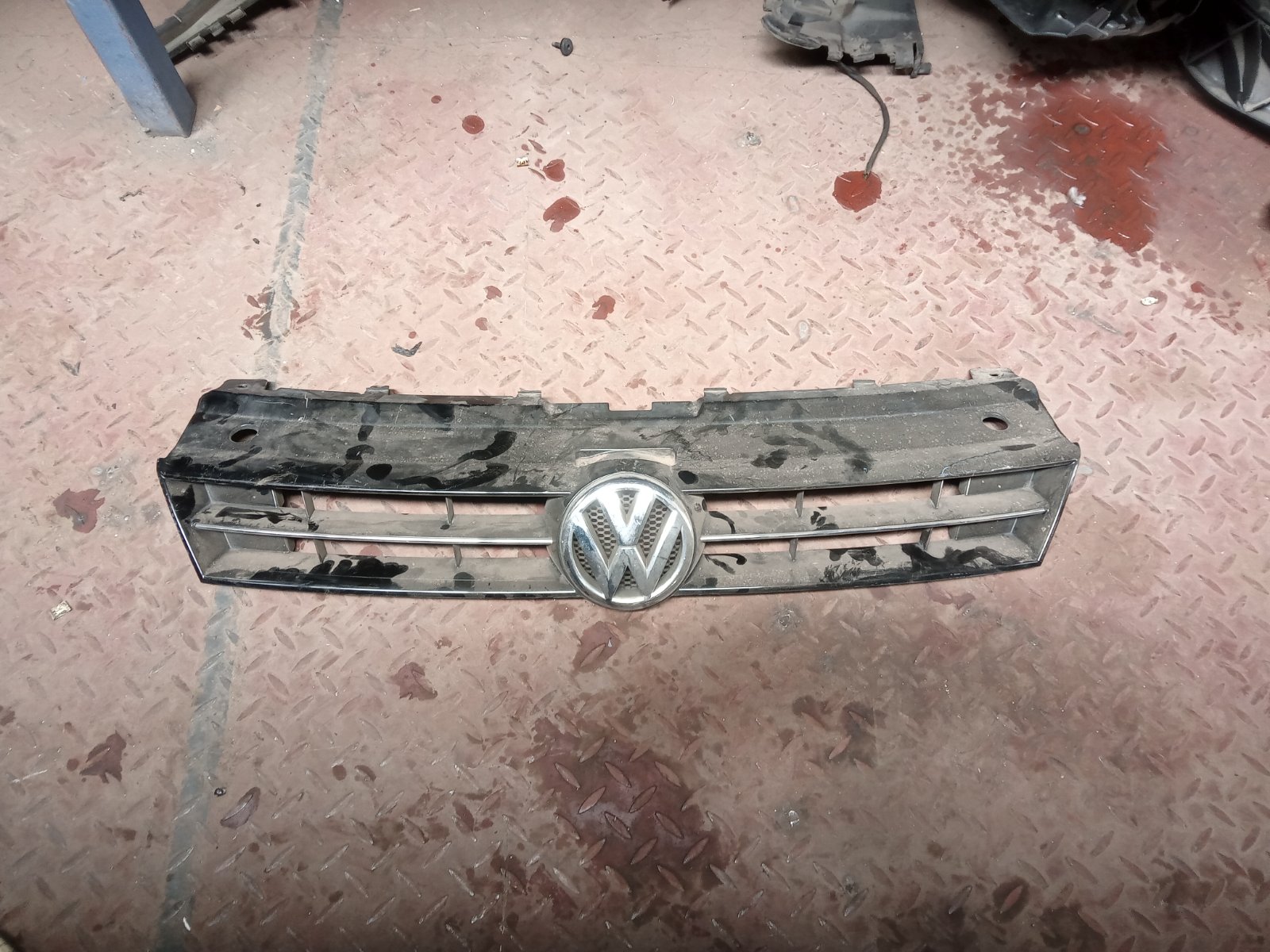 Volkswagen Golf/Jetta Front Radiator Grille with Emblem