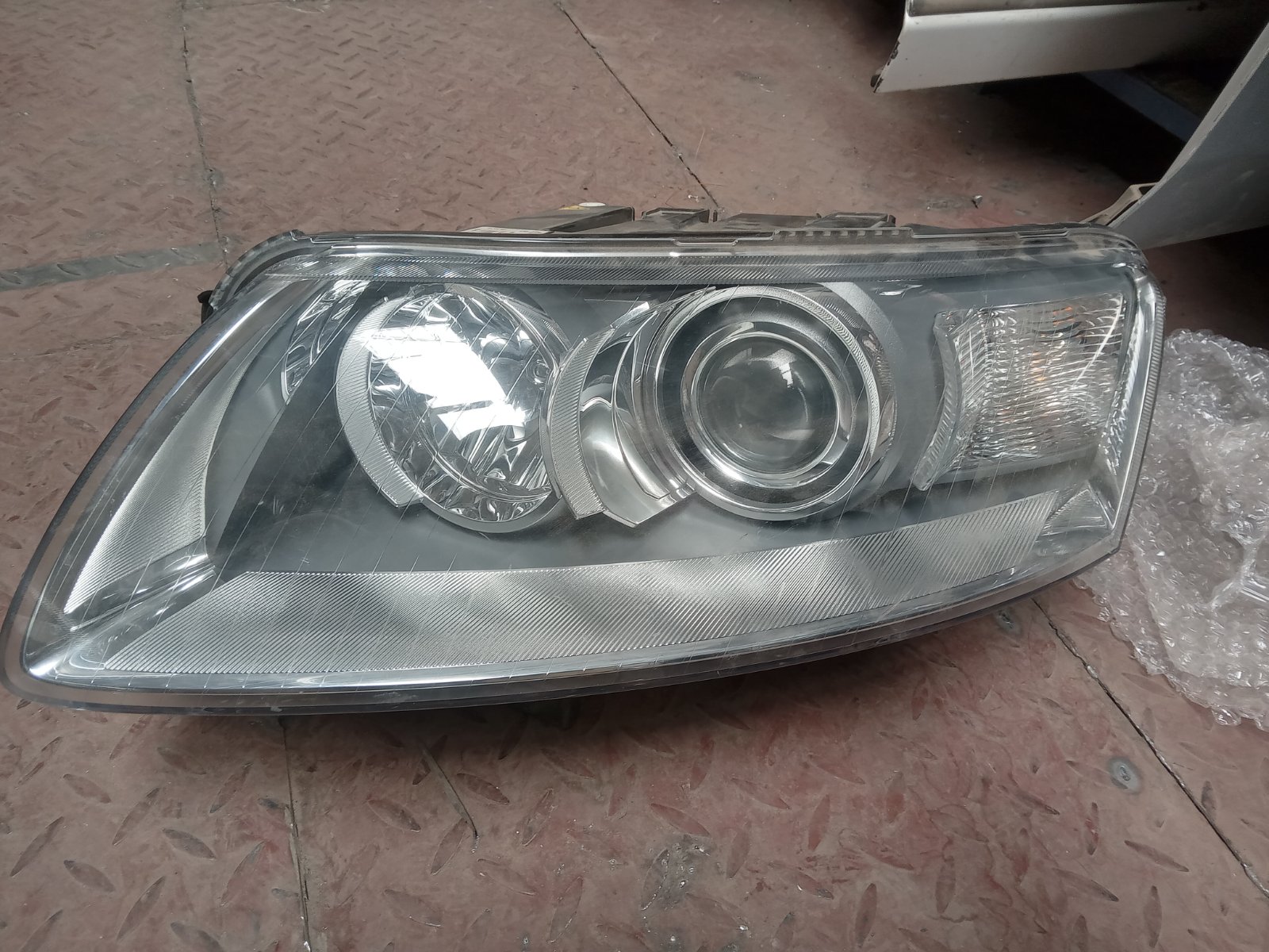 Volkswagen Passat B6 Halogen Projector Headlight Assembly