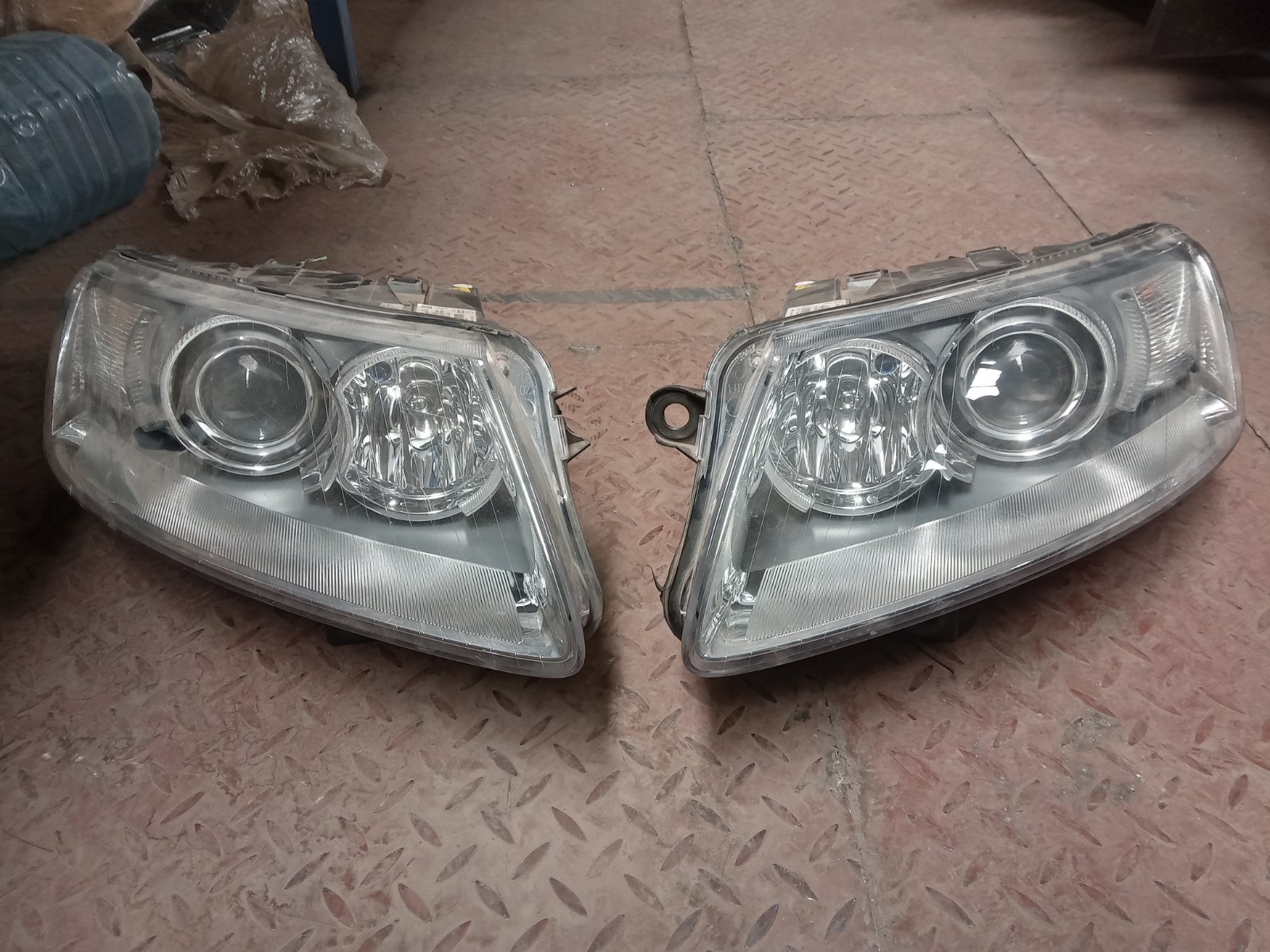 Volkswagen Passat B6 Projector Headlight Assembly Pair