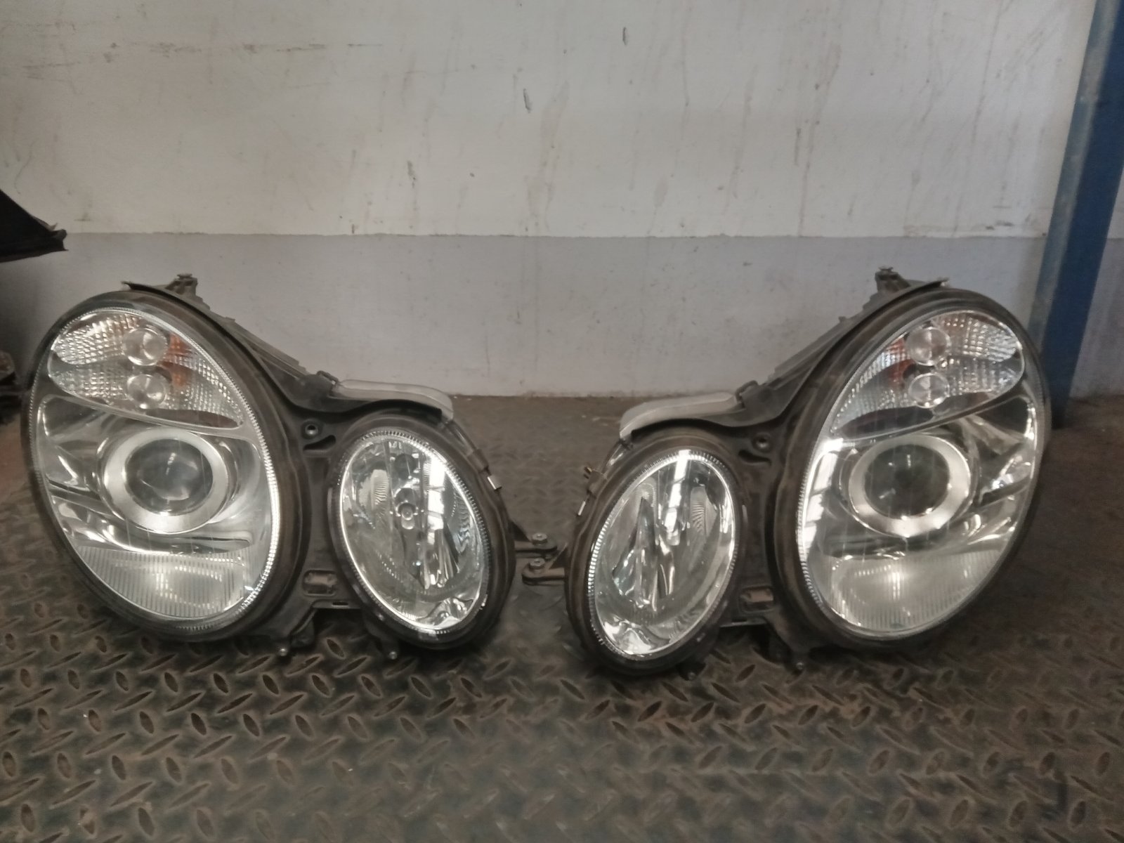 Mercedes Benz W211 E-Class Pre-Facelift Headlight Assembly Pair
