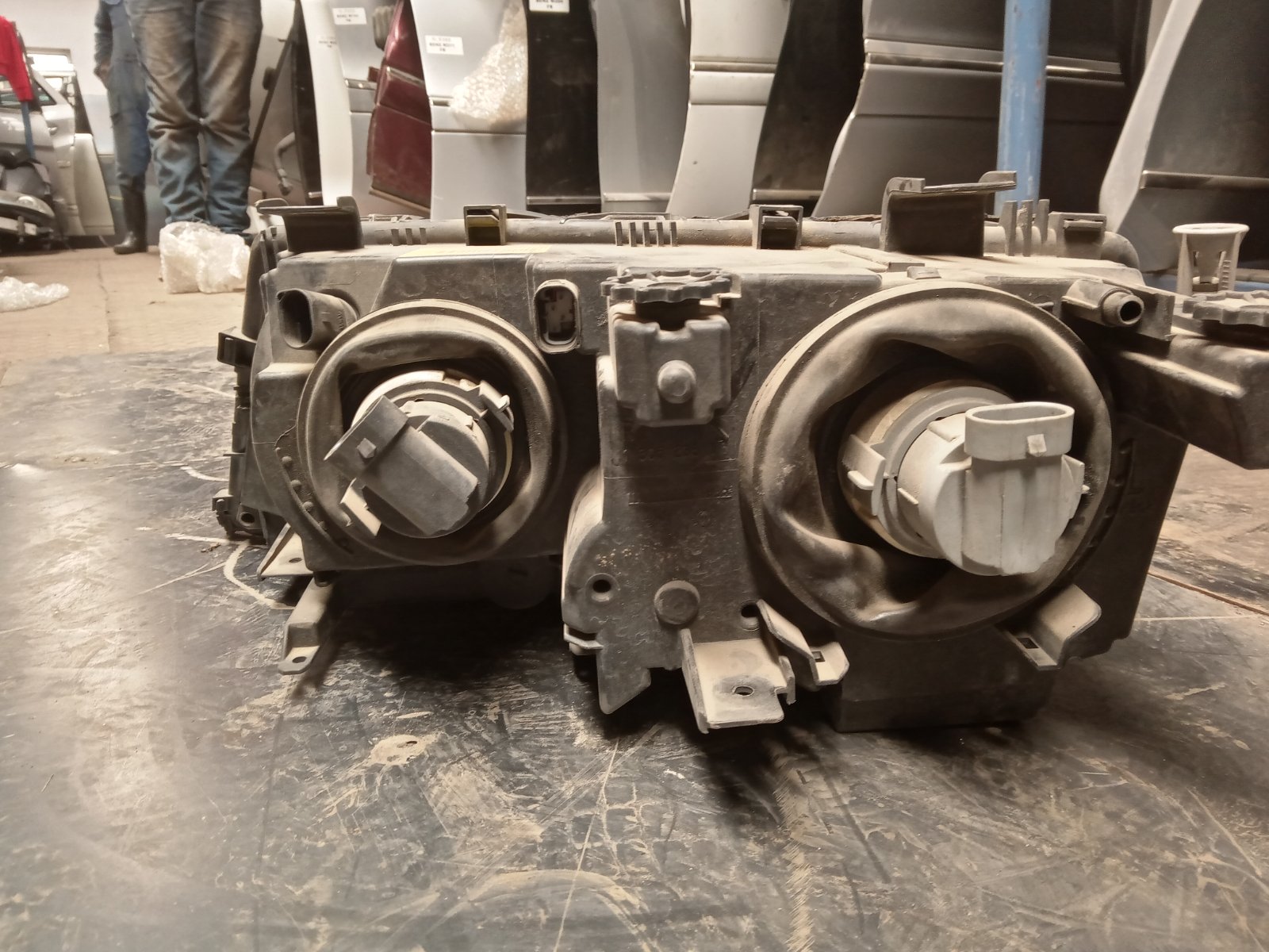 Toyota Land Cruiser 100 Series Headlight Assembly