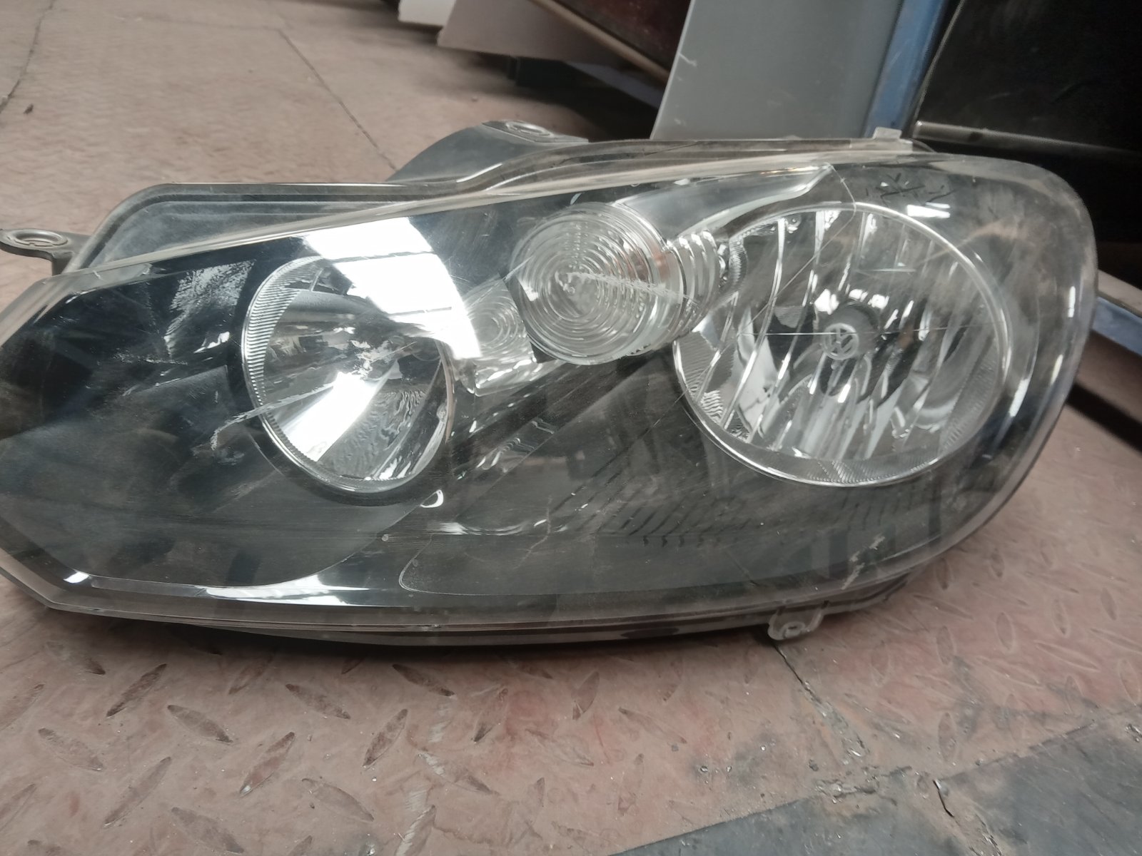 Volkswagen Golf MK5 Front Headlight Assembly