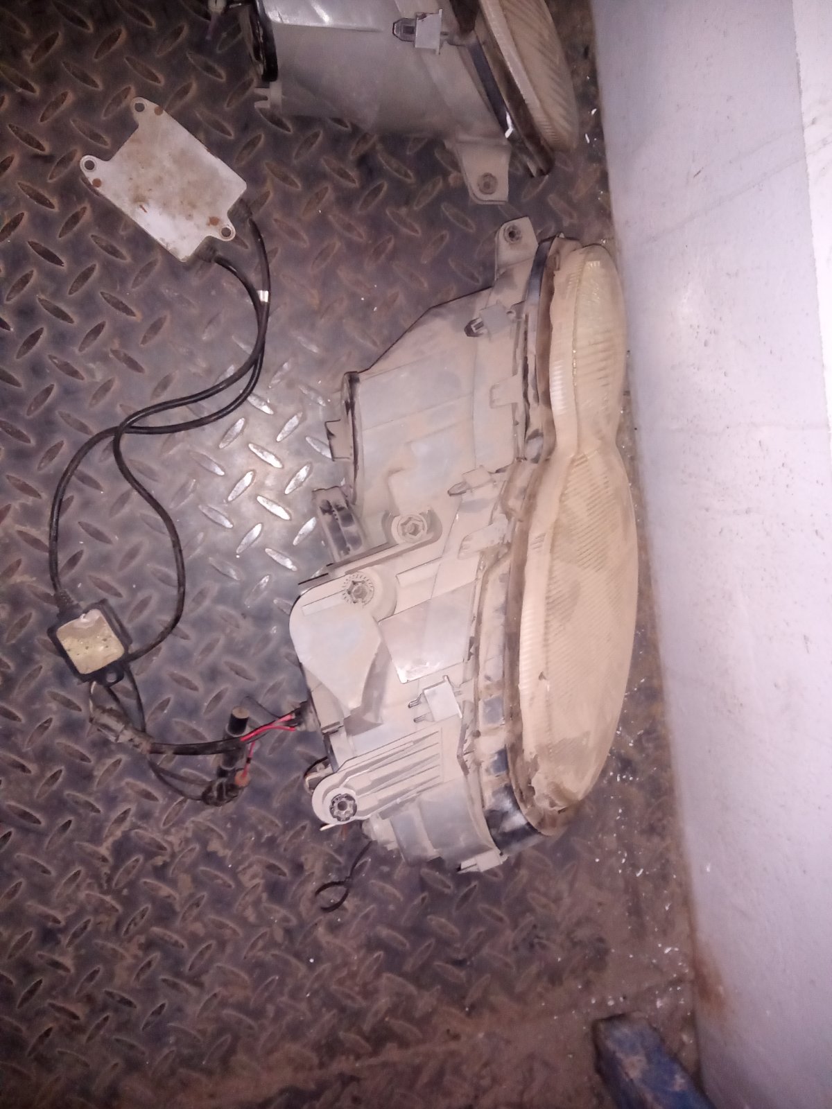 Toyota Mark II / Chaser / Cresta (JZX100) Front Headlight Assembly