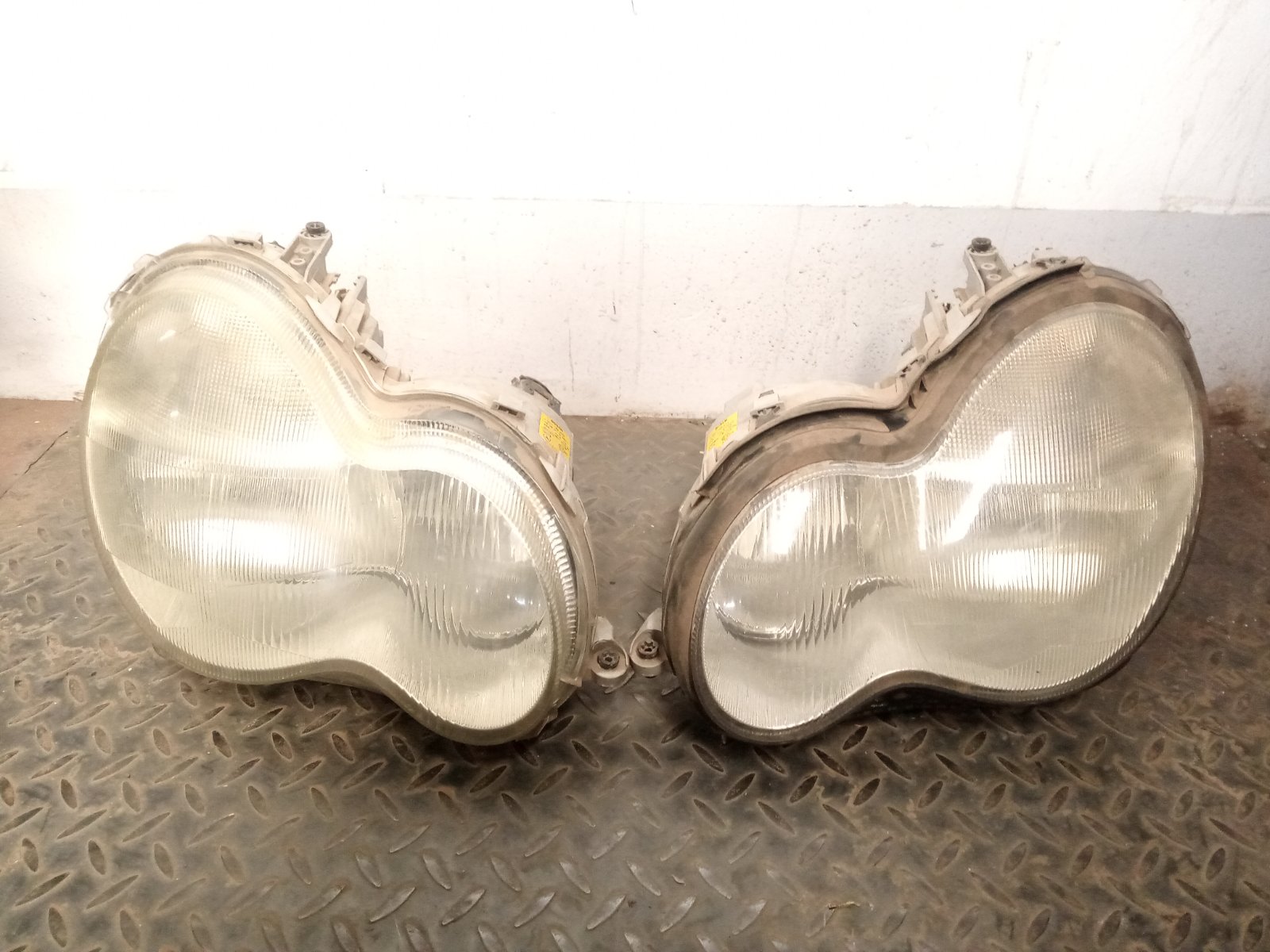 Mercedes Benz W203 C-Class Pre-Facelift Headlight Assembly Pair