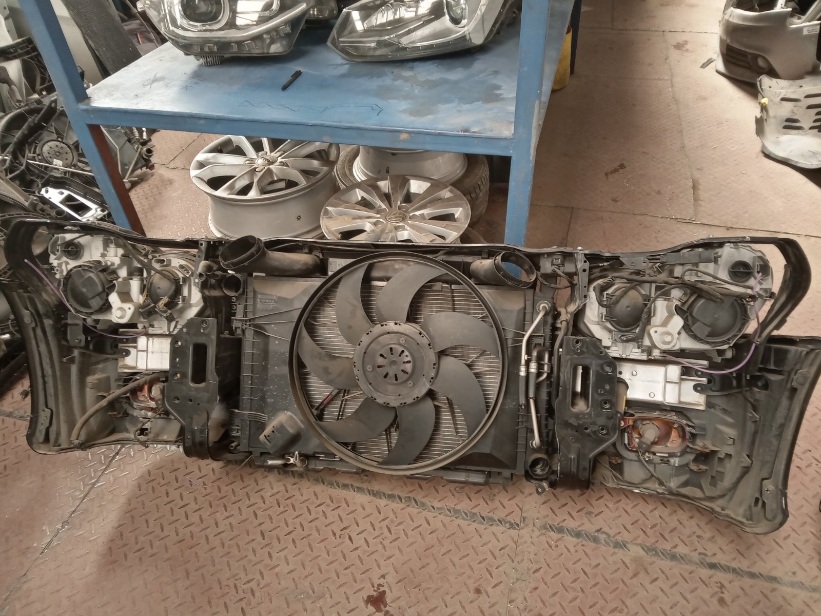 Volkswagen Golf/Jetta Front Radiator Support Assembly with Cooling Fan