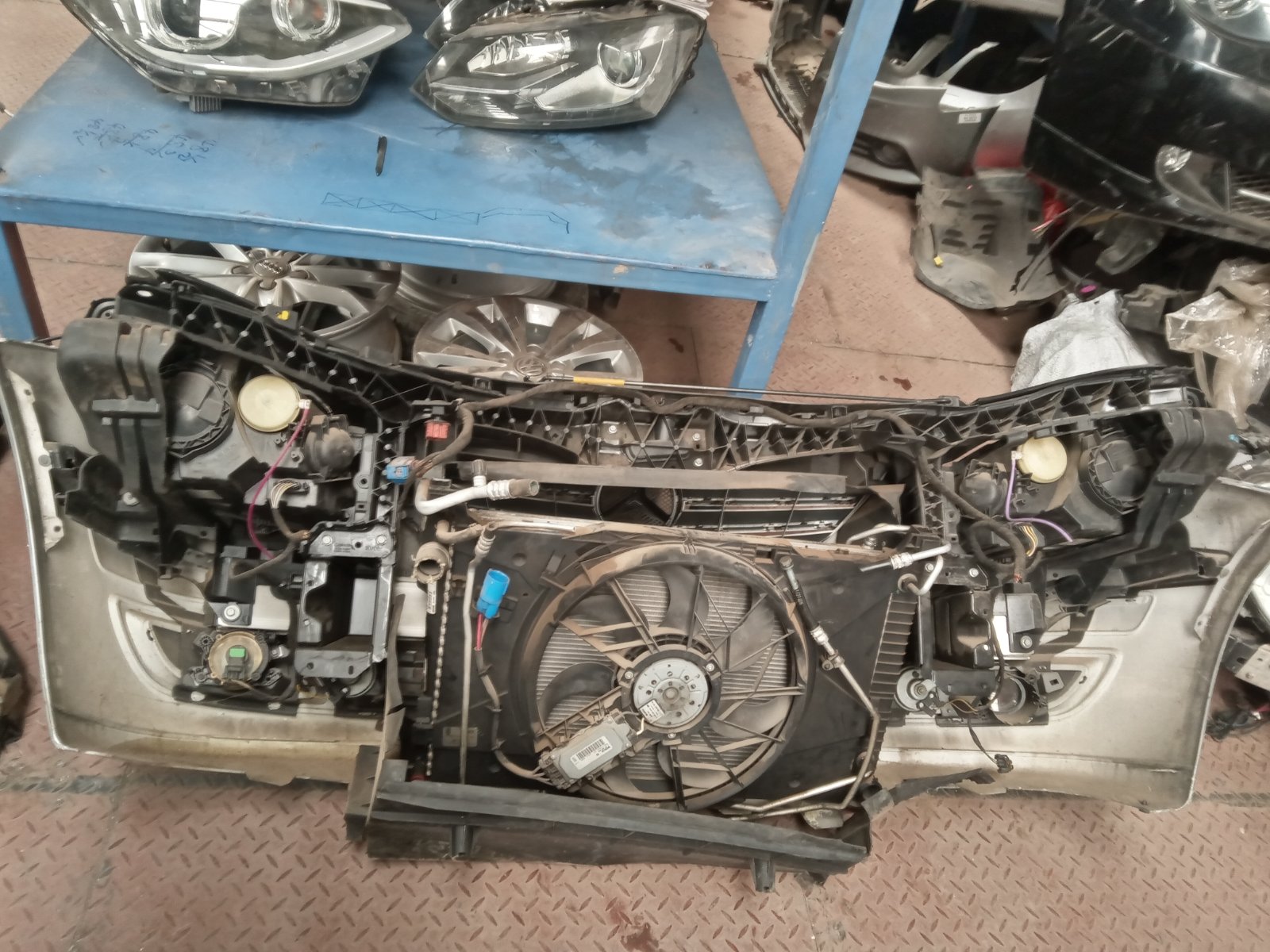Volkswagen Golf MK7 Front Radiator Support Carrier Assembly with Cooling Fan