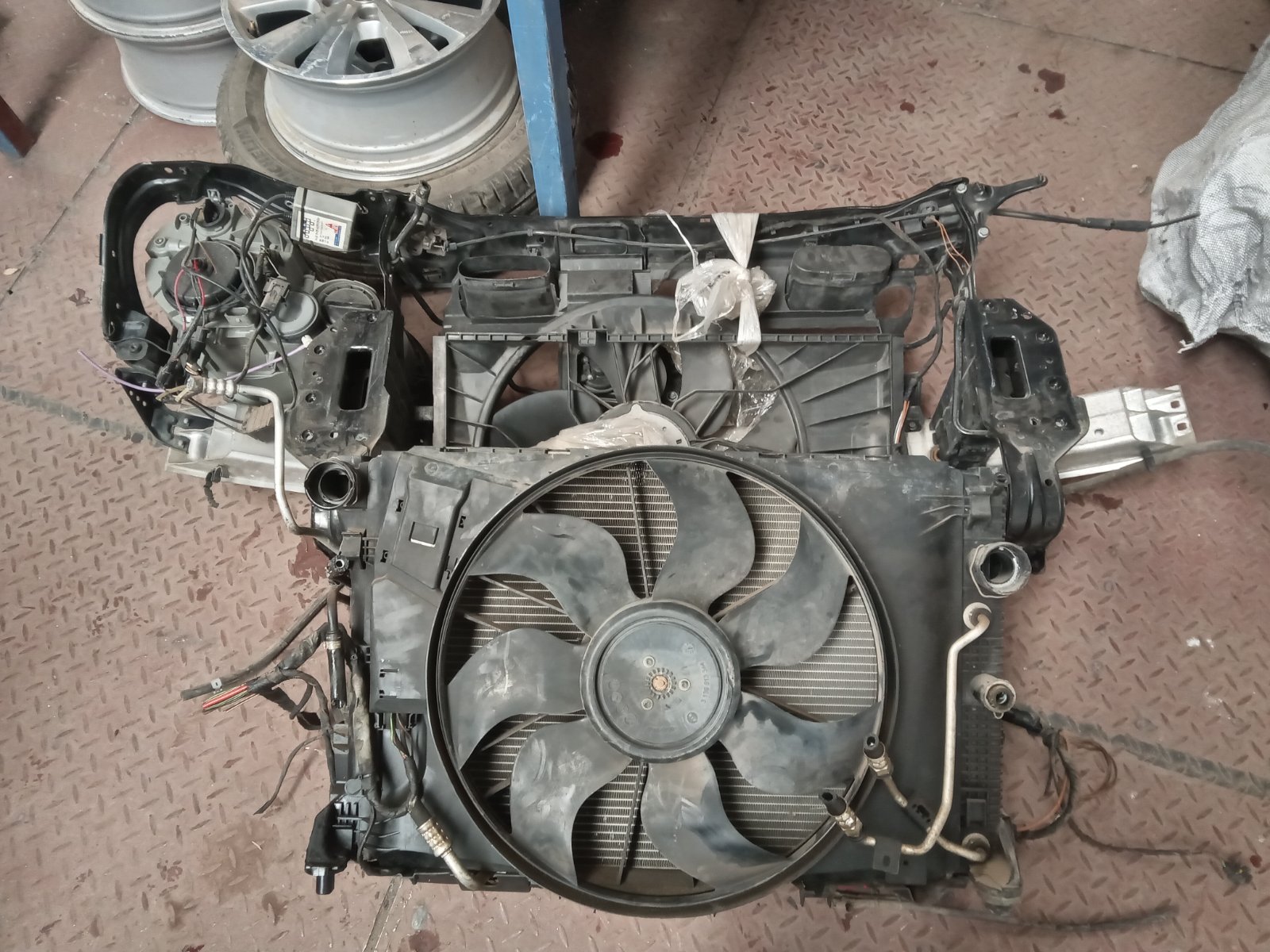 Volkswagen Golf/Jetta Radiator Cooling Fan Assembly with Front Carrier