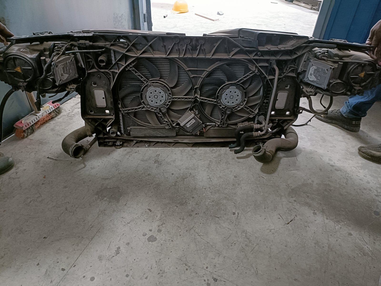 Volkswagen Radiator Core Support Assembly With Dual Cooling Fans And Headlights
