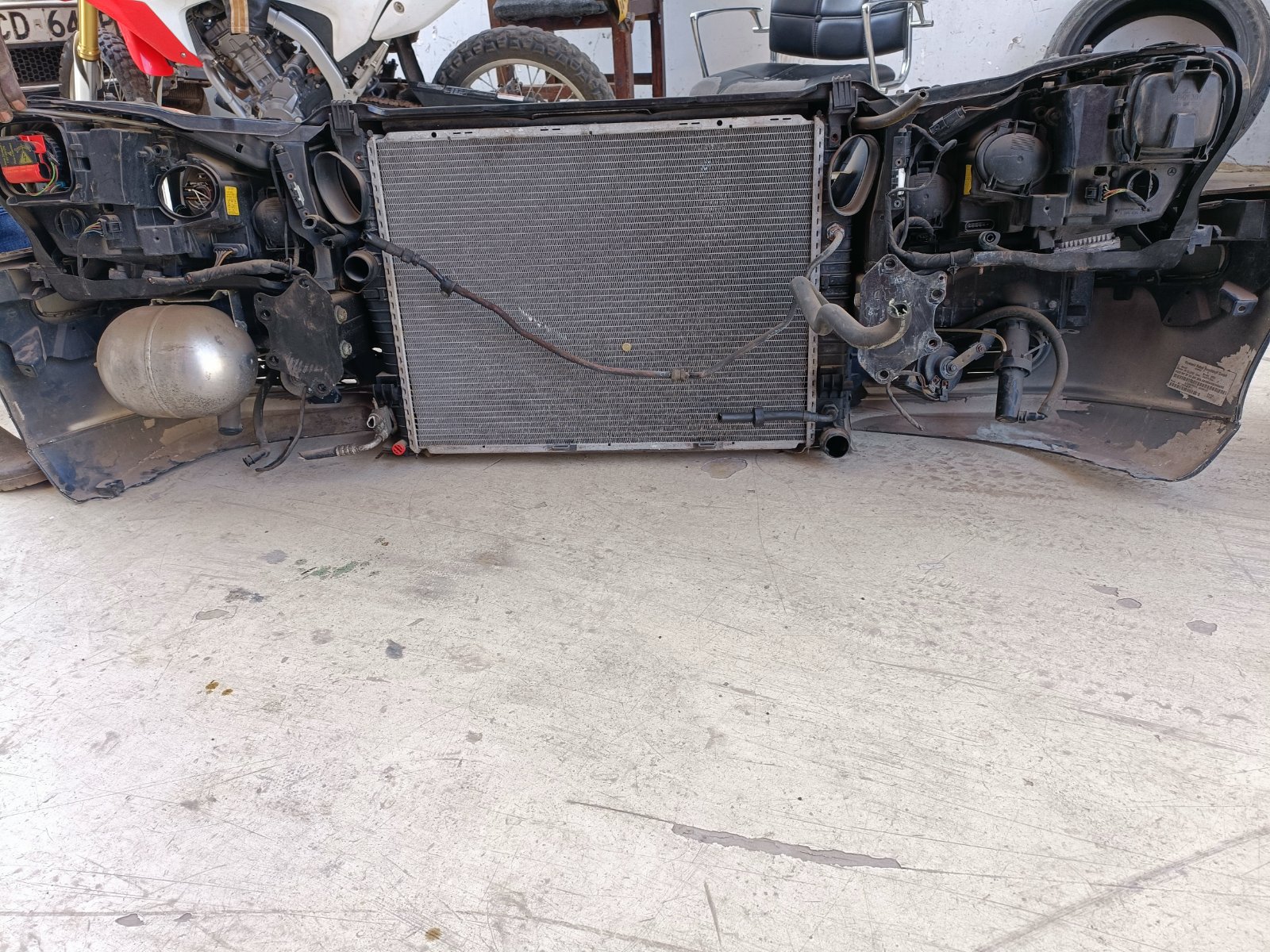 Mercedes-Benz E-class W211 Front Radiator Support Lock Carrier Assembly With Radiator And Airmatic Accumulator