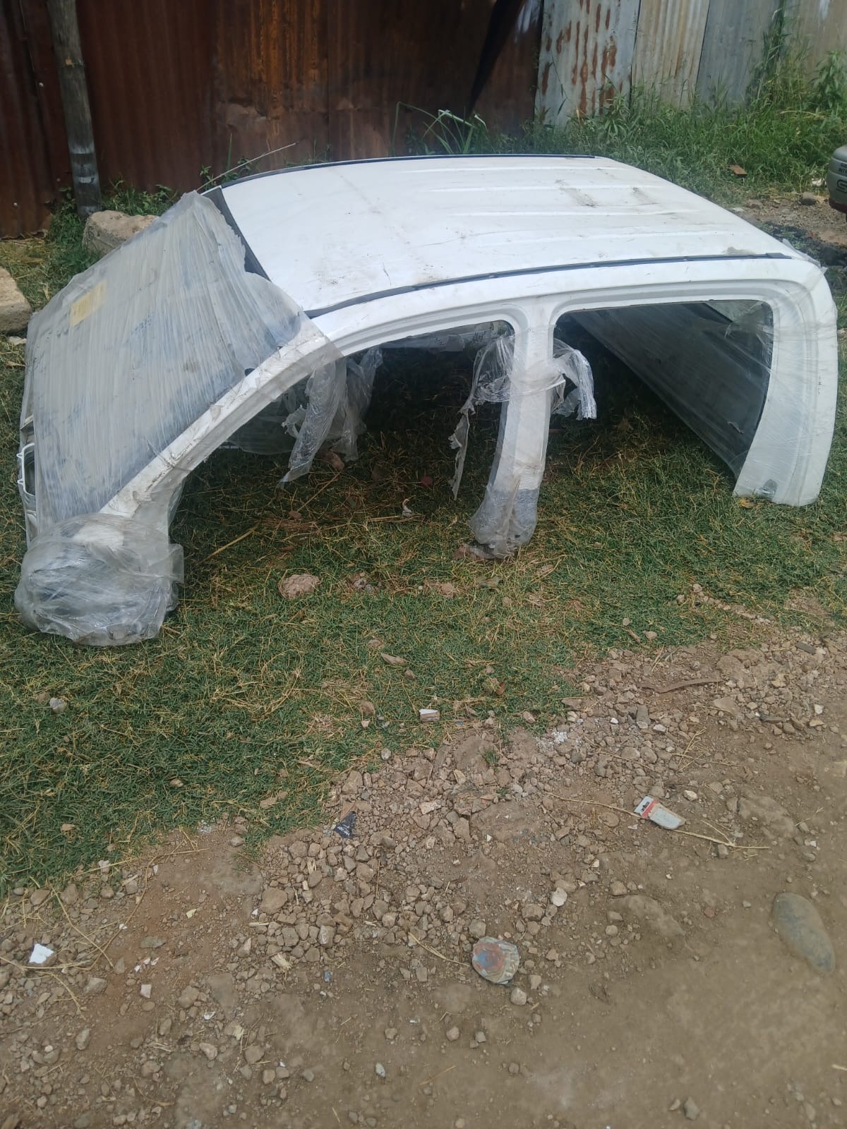 Ex-Japan White Car Roof Cut and Pillars